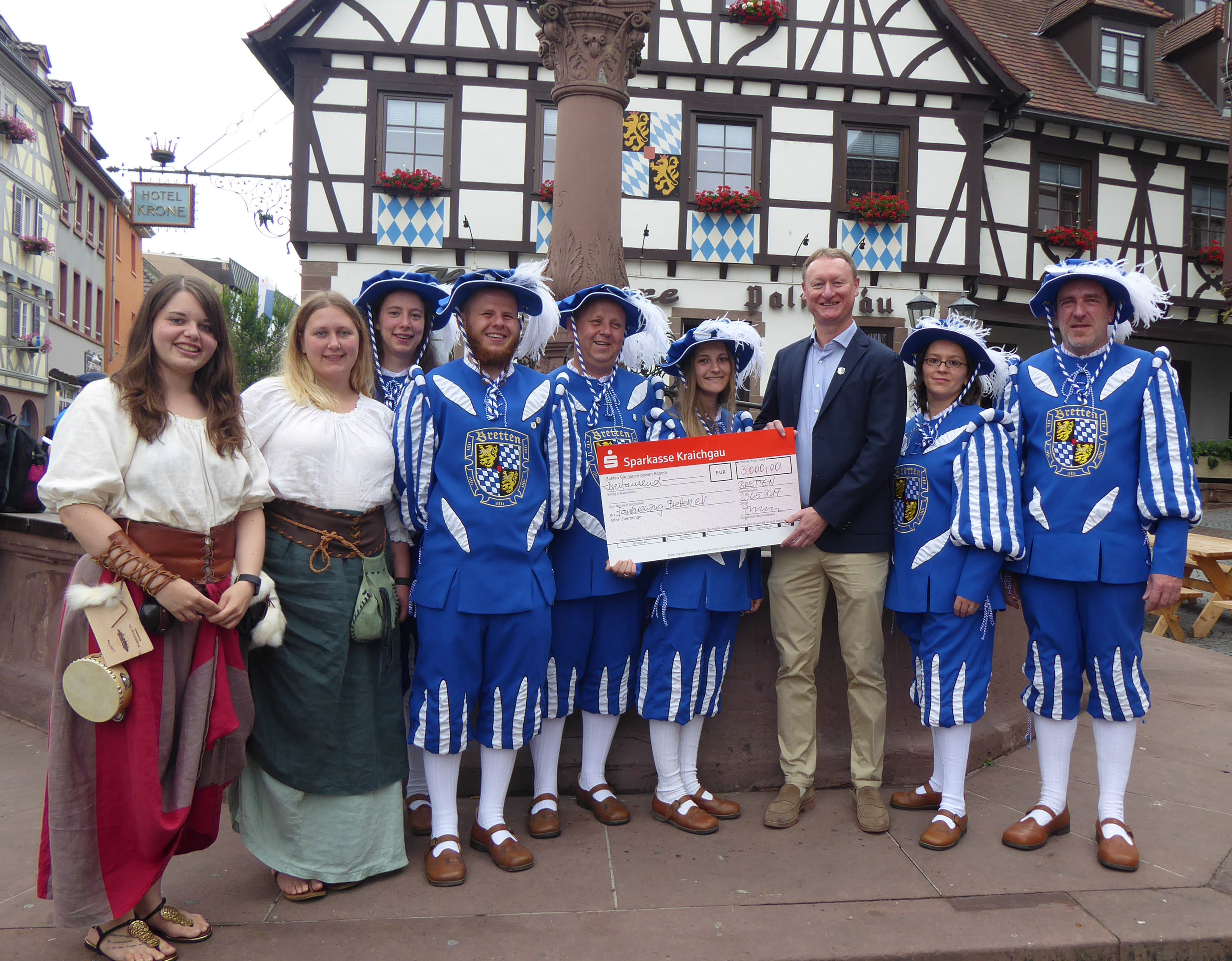 3.000-Euro-Spende der Sparkasse Kraichgau für 52 neue Uniformen.