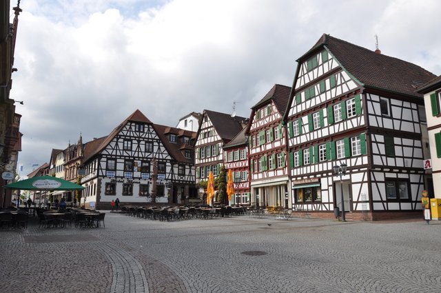 Marktplatz im Jahr 2017: Brettens "gute Stube" besticht durch ihr gepflegtes Fachwerk-Ensemble. Foto: ch