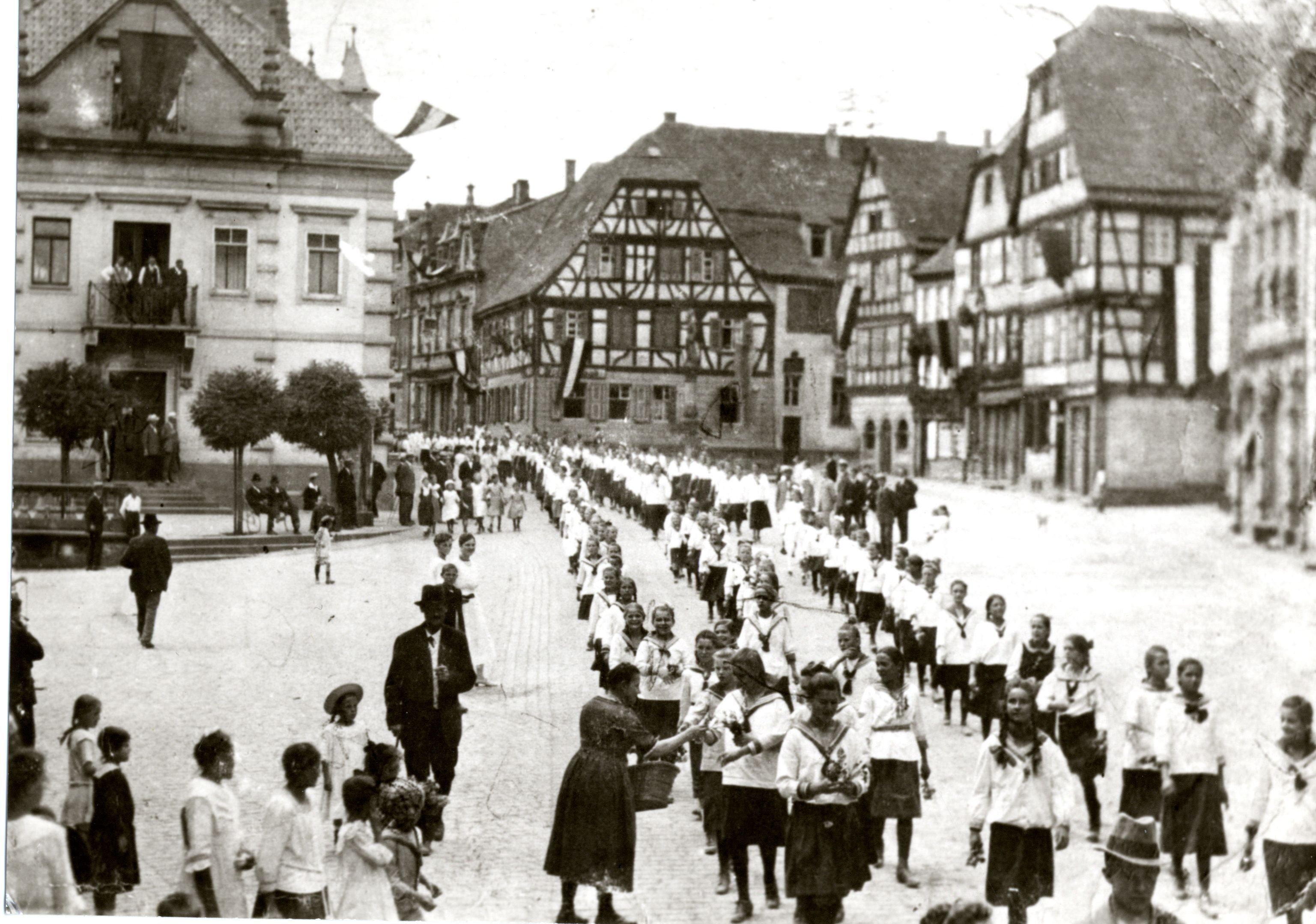 Vor 100 Jahren: Über den Brettener Marktplatz bewegte sich 1916 ein Festzug der Turner.