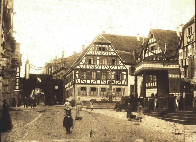 Festvorbereitungen 1910: Am westlichen Zugang steht ein Schmucktor und neben dem Marktbrunnen eine Tribüne. | Foto: Stadtarchiv Bretten