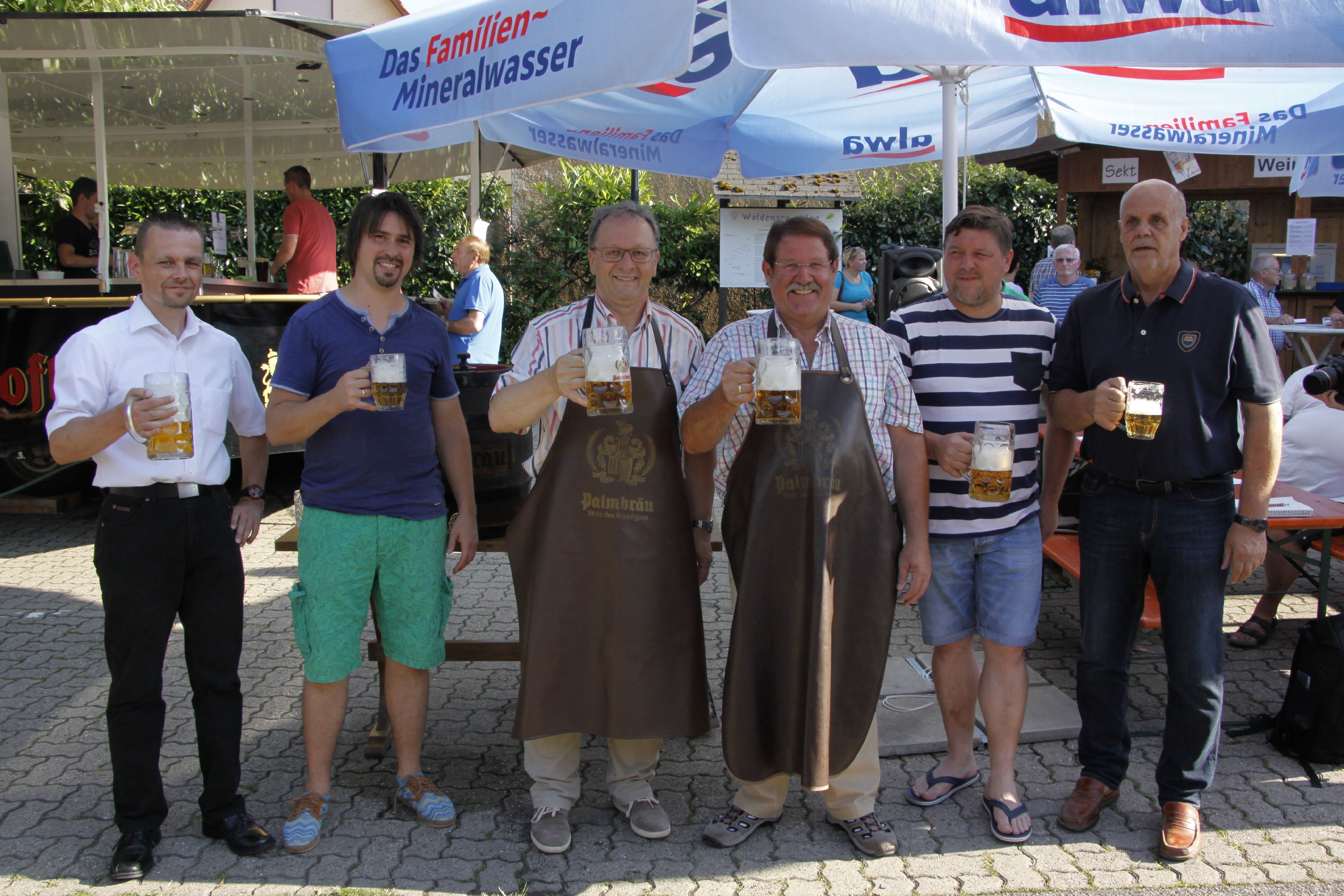 Nach dem erfolgreichen Fassanstich gab es Freibier, unter anderem auch für Thomas Nowitzki, Bürgermeister von Oberderdingen (dritter von links) und Oskar Combe, Ortsvorsteher von Großvillars (dritter von rechts).