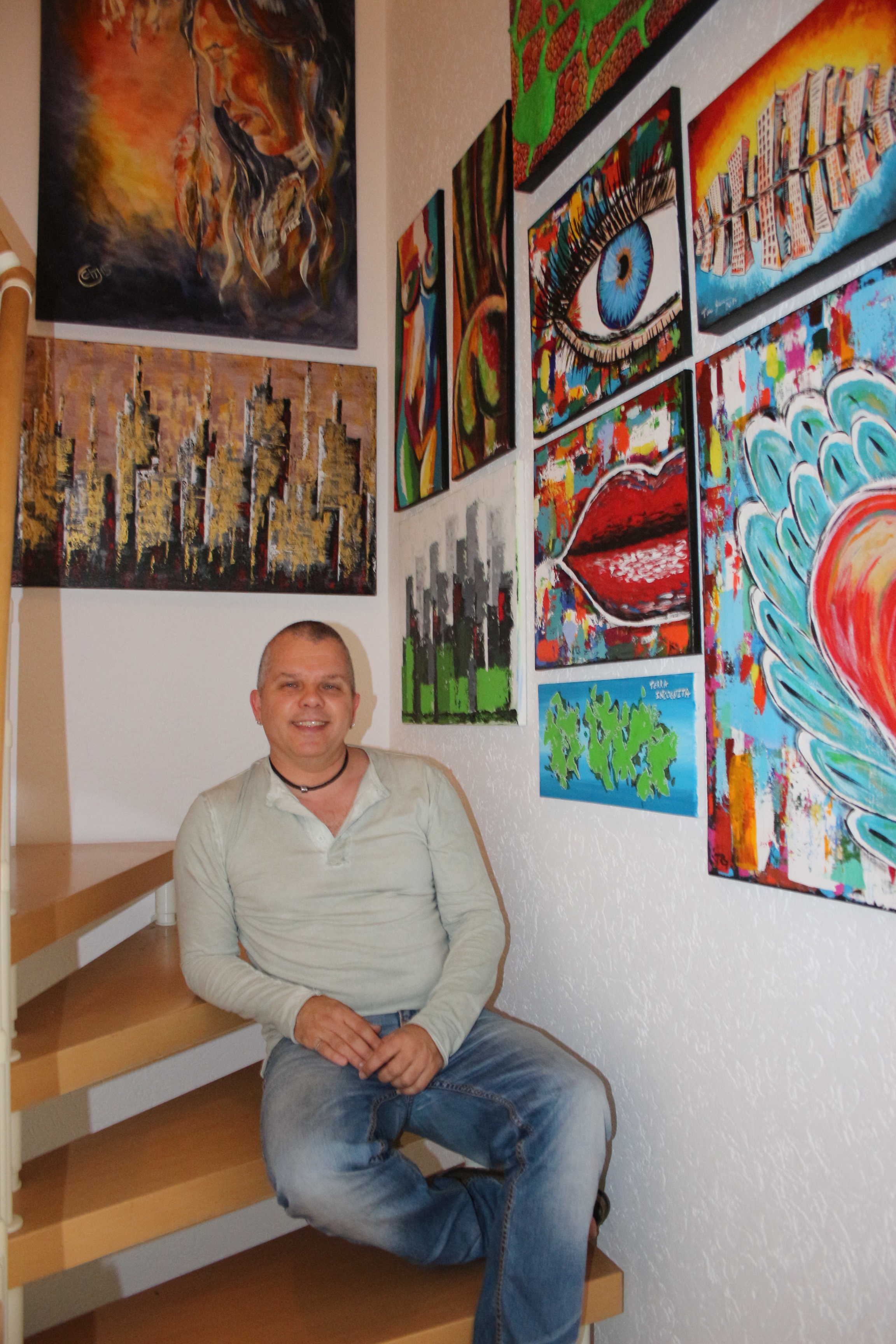 Autor und Künstler Tom Glasauer kreiert zusammen mit seiner Partnerin Kunstwerke und Dekoration für das gemeinsame Zuhause.