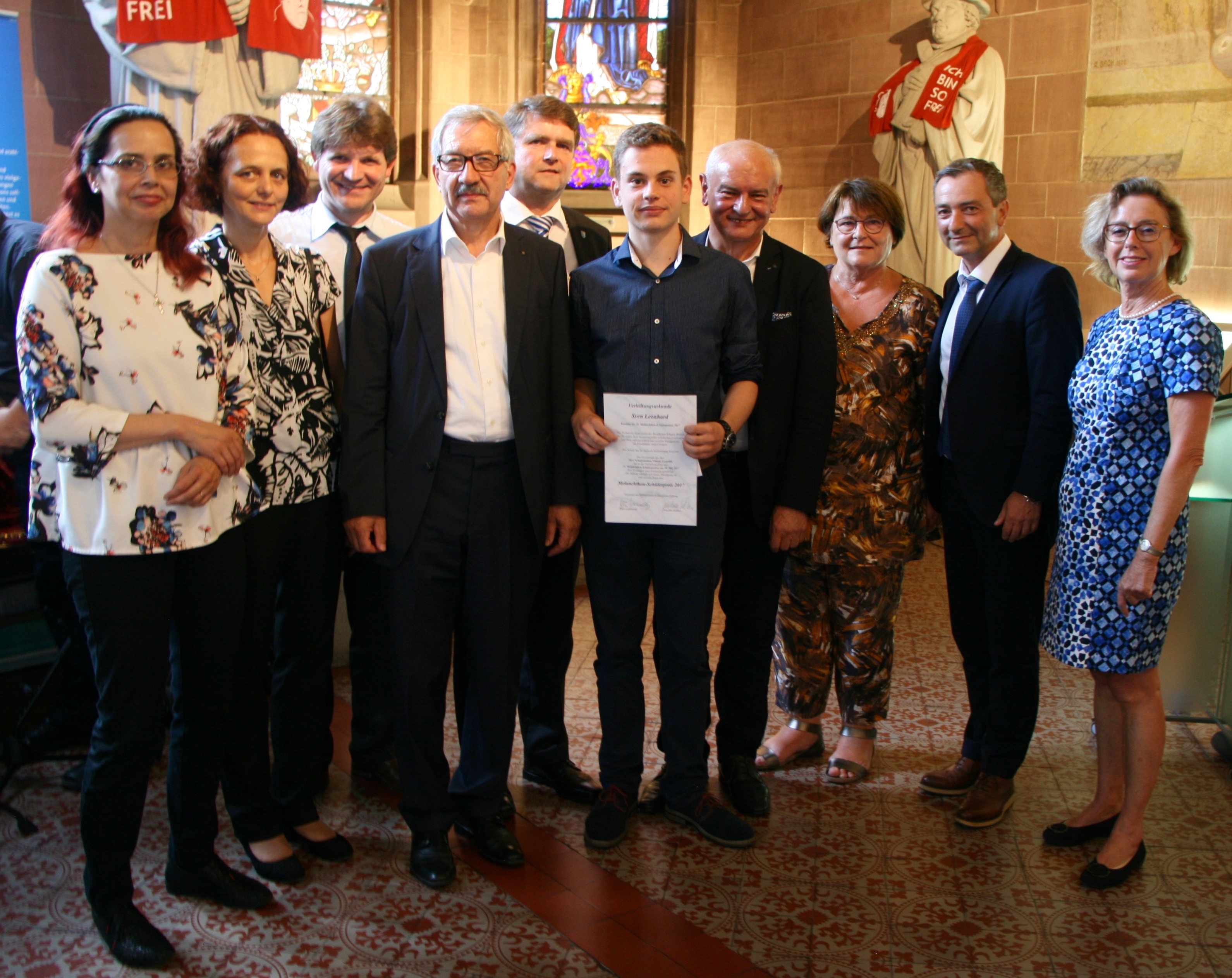Sven Leonhardt (Mitte) mit Jury, Stiftung und Schulleitung.