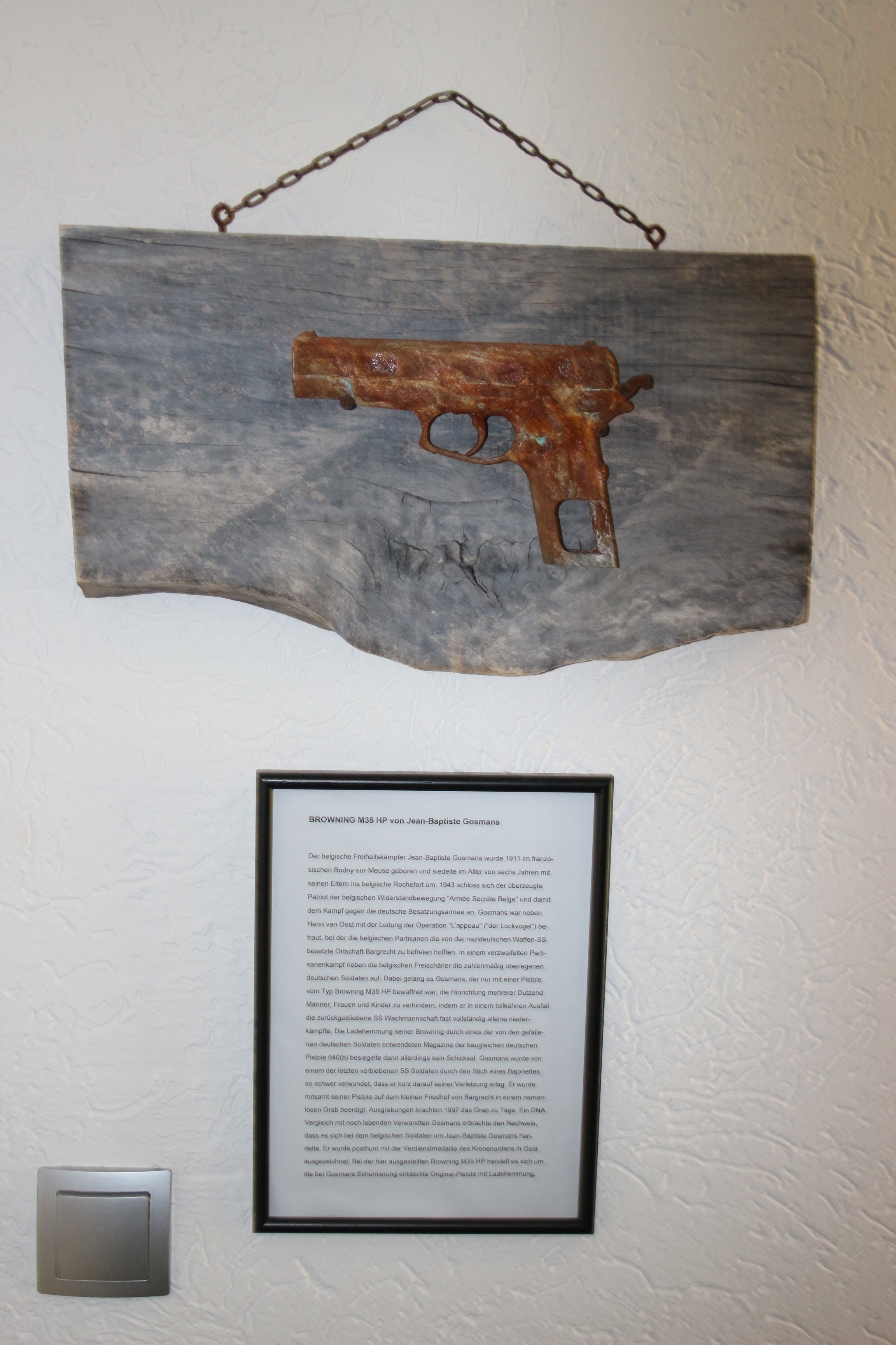 Die Waffe wurde so bearbeitet, dass sie Rost ansetzt.
