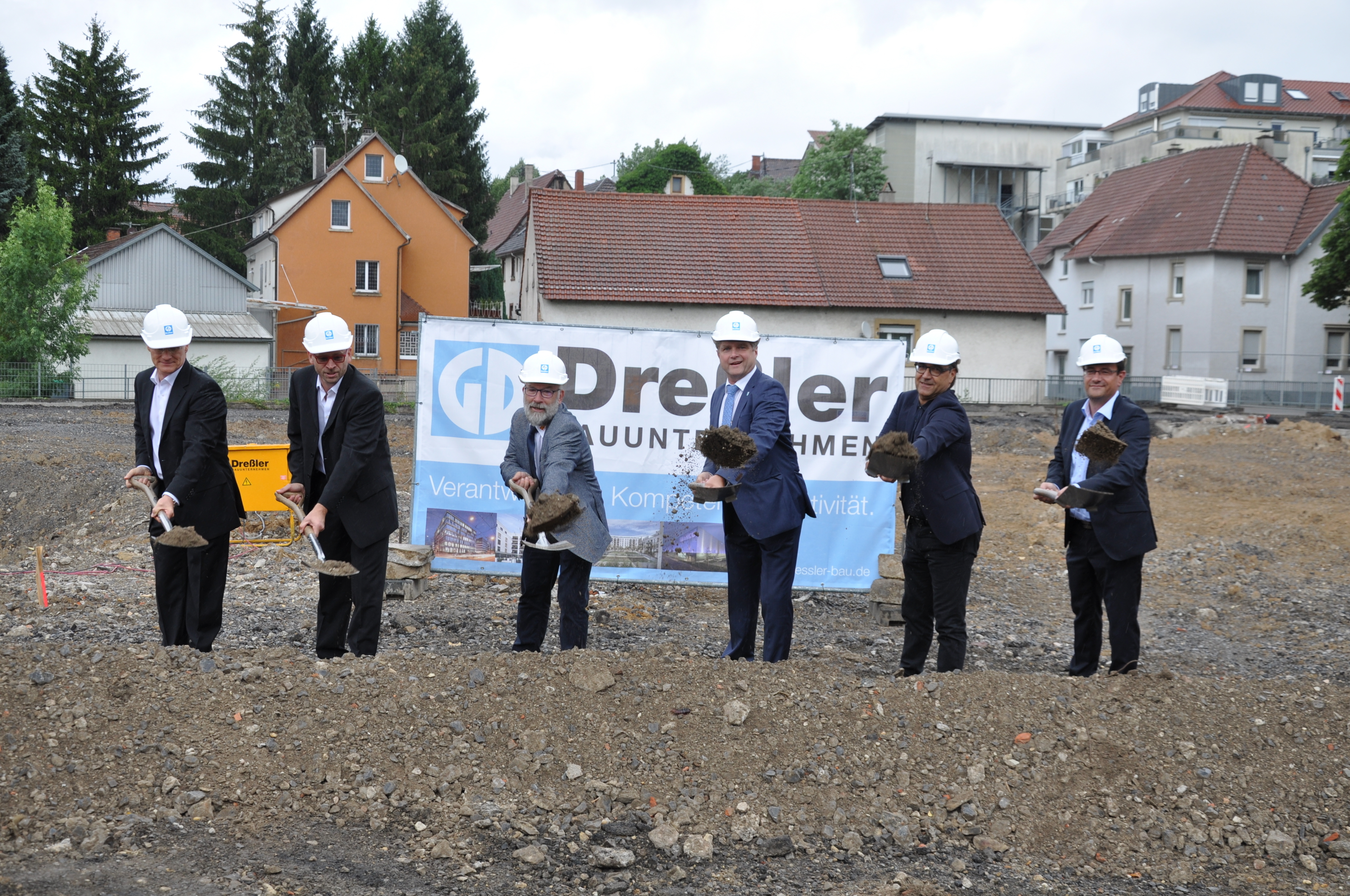 Spatenstich für ASB-Seniorenresidenz: (von links) Projektentwickler Klaus-Peter Wesel, ASB-Vorsitzender Christoph Nießner, ASB-Landesvize Karl-Eugen Altdörfer, OB Martin Wolff, Architrav-Geschäftsführer Eberhard Fichter und Dreßler Bau-Niederlassungsleiter Martin Scheibner. Foto: ch