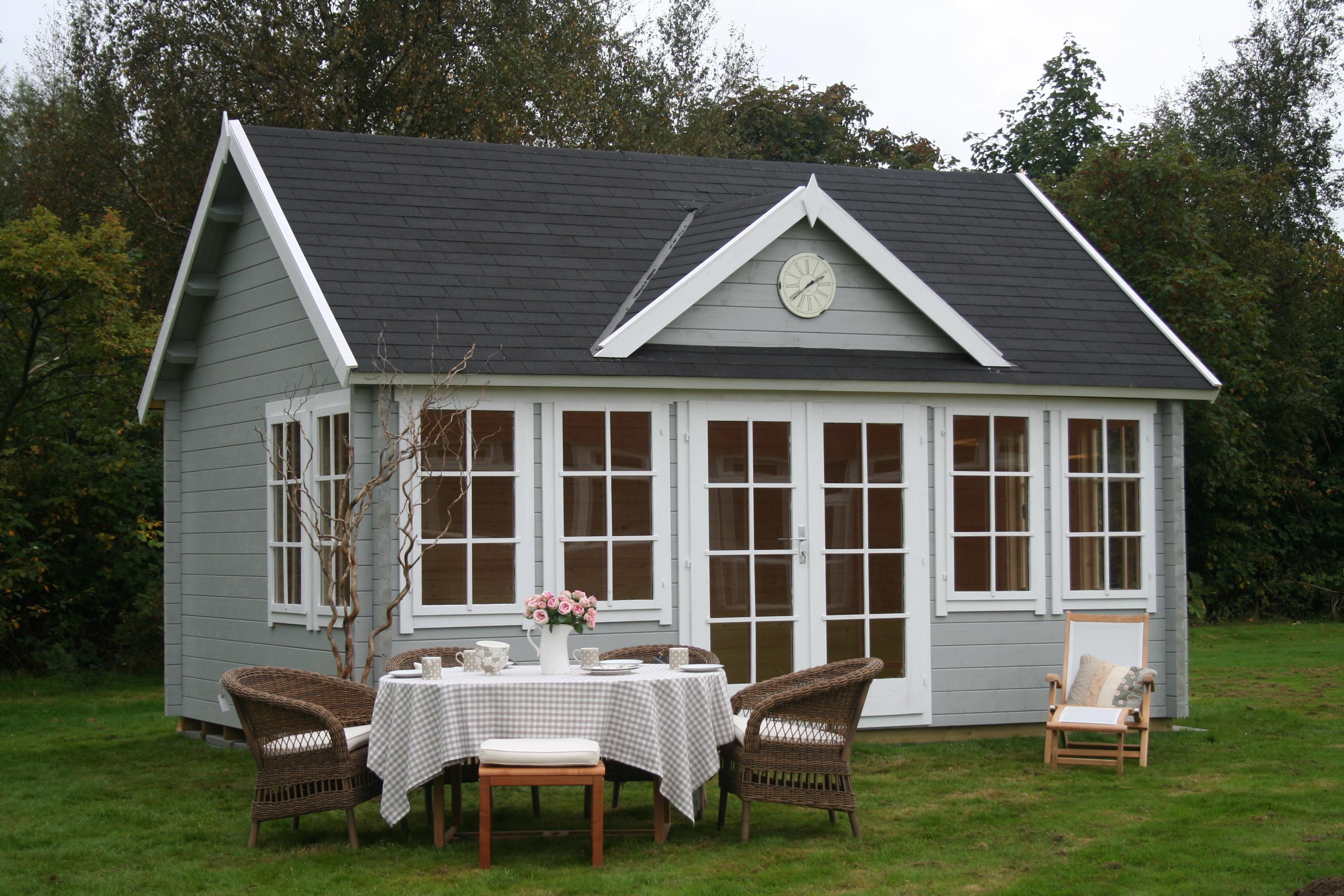 Ein moderne Gartenhaus- oder Studio kann sich je nach Standort natürlich auch wegen der Ruhe und der Nähe zur Natur als attraktives Arbeitszimmer eignen. Das Foto zeigt ein englisches Clockhouse.