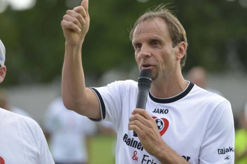 Daumen hoch von Rainer Scharinger: Der Ex-KSC-Trainer gastierte mit seiner Promi-Elf am Sonntag zu einem Benefizspiel in Bretten-Rinklingen und freute sich über fast 11.000 Euro Erlös und die knapp 800 Zuschauer. (Foto: wod)