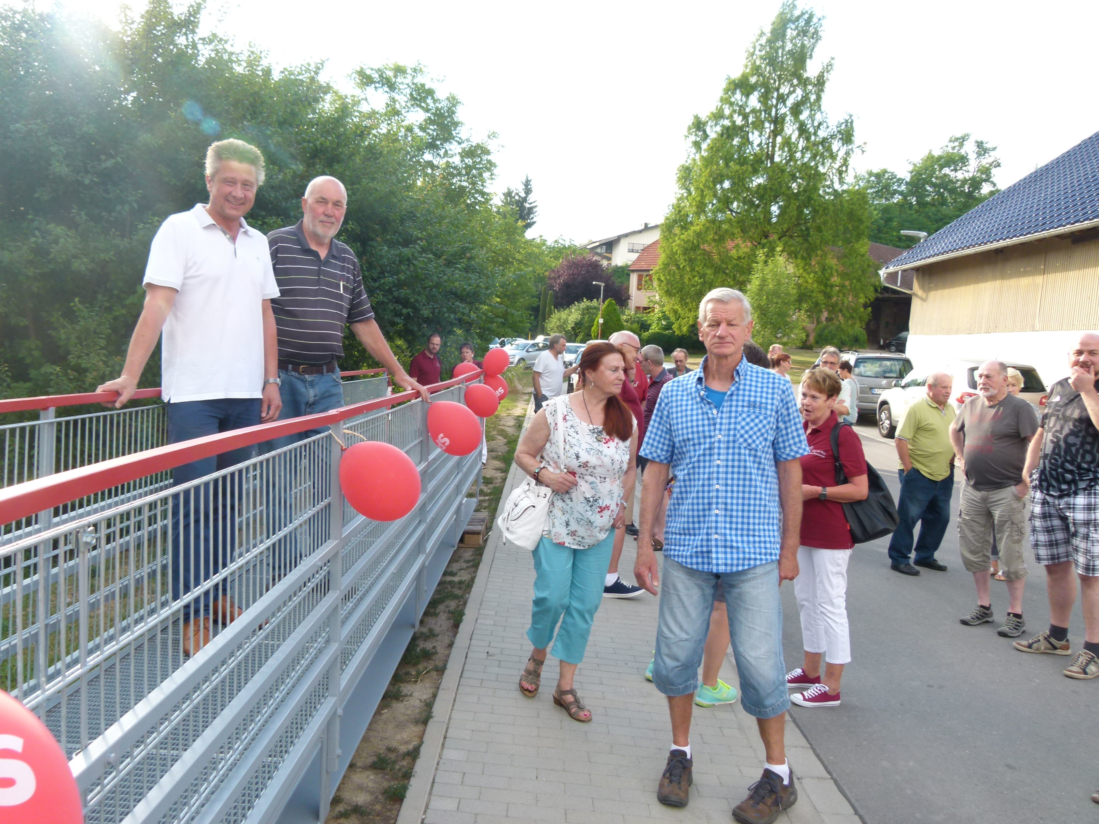 Bürgermeister Ulrich Hintermayer (links) und Gerhard Scheck von der SPD in Kraichtal stellen einem interessierten Publikum die neue Brücke vor