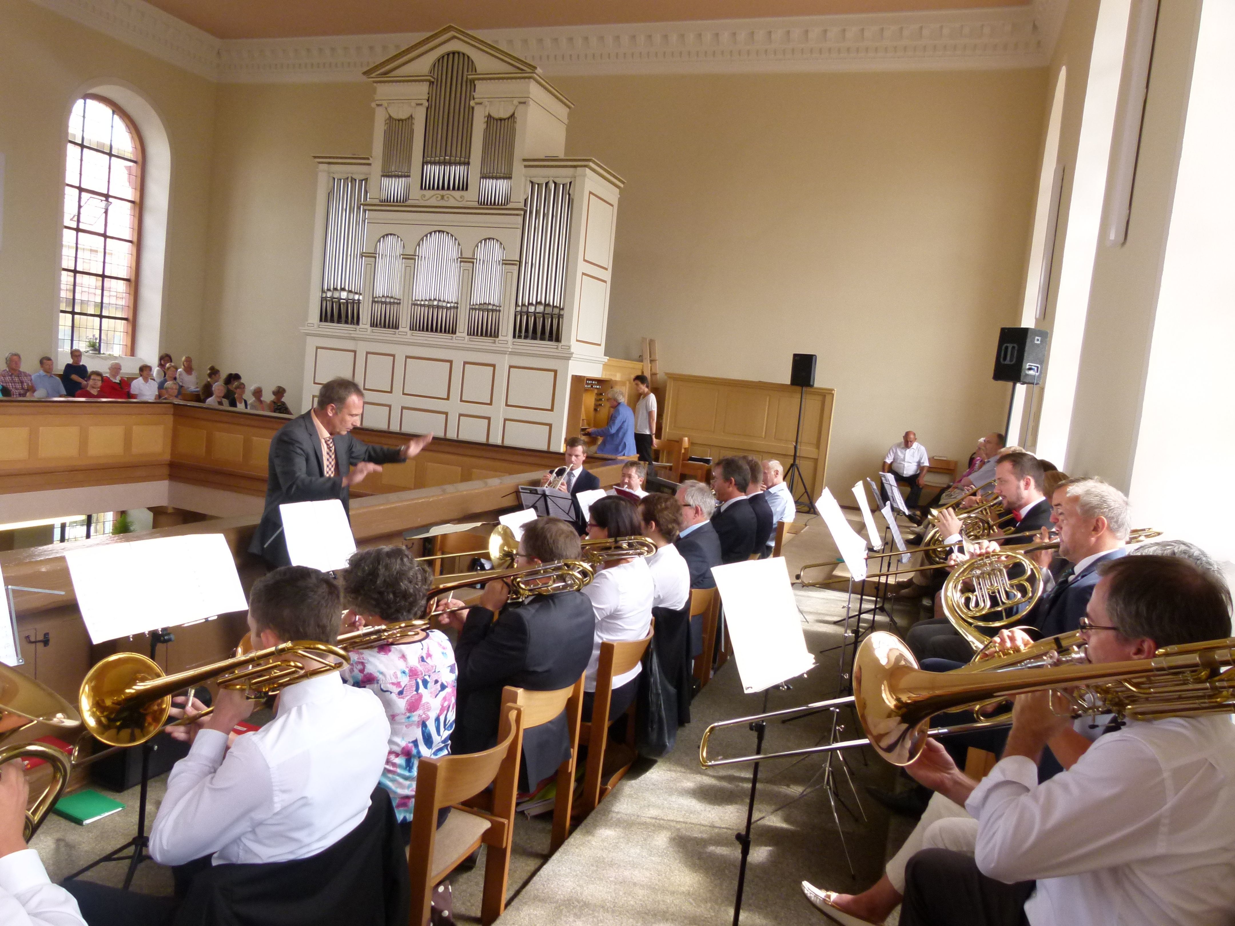 Gemeinsam füllten sie die Kreuzkirche mit mächtigem Schall: die von Grund auf restaurierte Overmann-Orgel mit Dr. Martin Kares und der Posaunenchor unter der Leitung von Eckehard Ockert beim "Marche triomphale" für Orgel und Bläser.