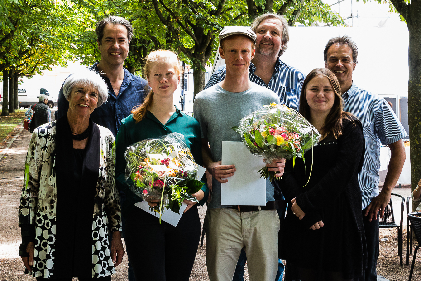 Norhild Reinicke (Dritte von links) und Schauspieler Andreas Schulz (Vierter von links) wurden mit dem Förderpreise des Freundeskreises Badische Landesbühne ausgezeichnet.