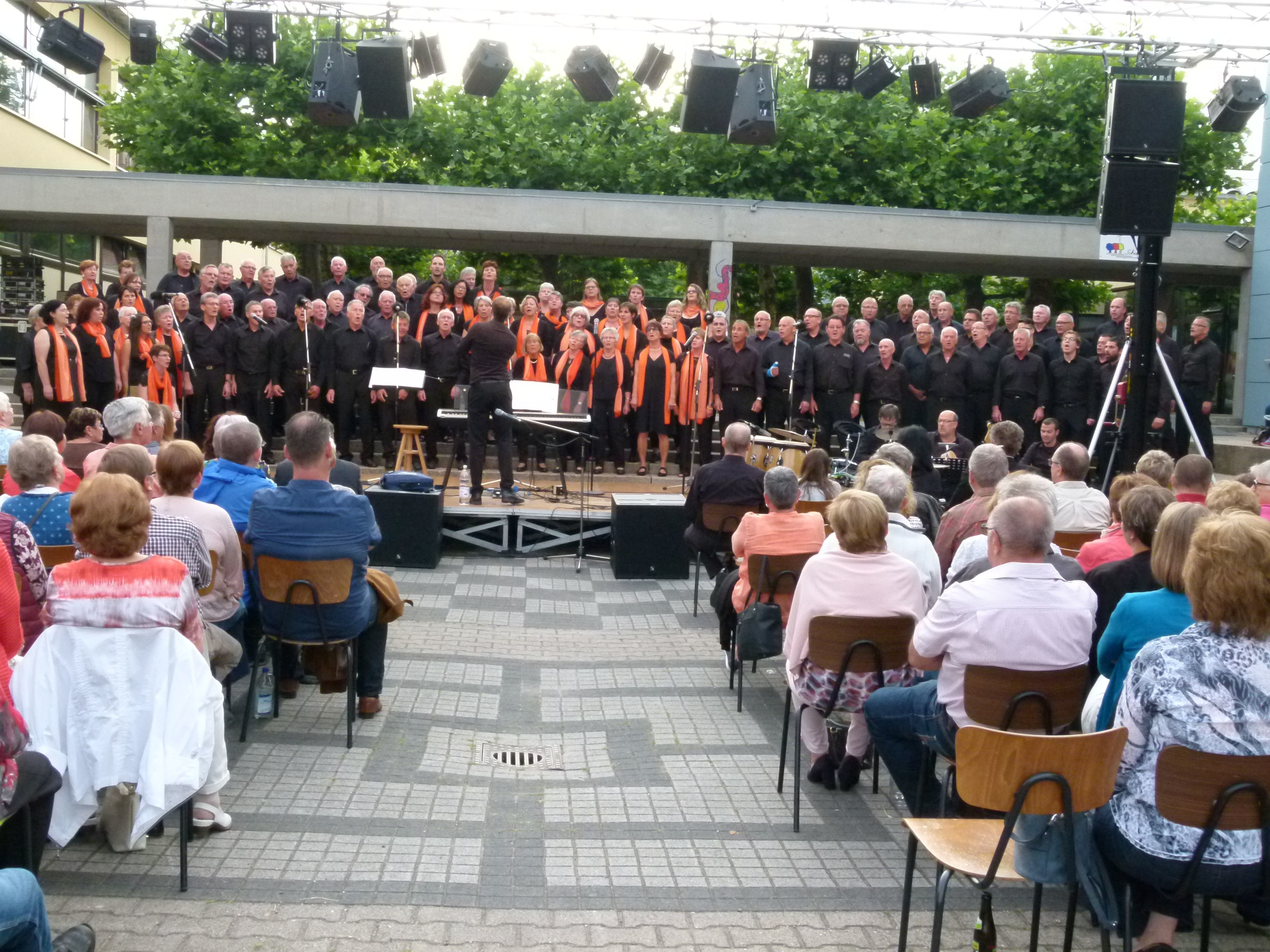 Geballtes Stimmvolumen mit dem Gesangverein Unteröwisheim (links) und der Fidelia Oberhausen (rechts) unter Florian Schwabenland im Hof der Eisenhutschule in Unteröwisheim