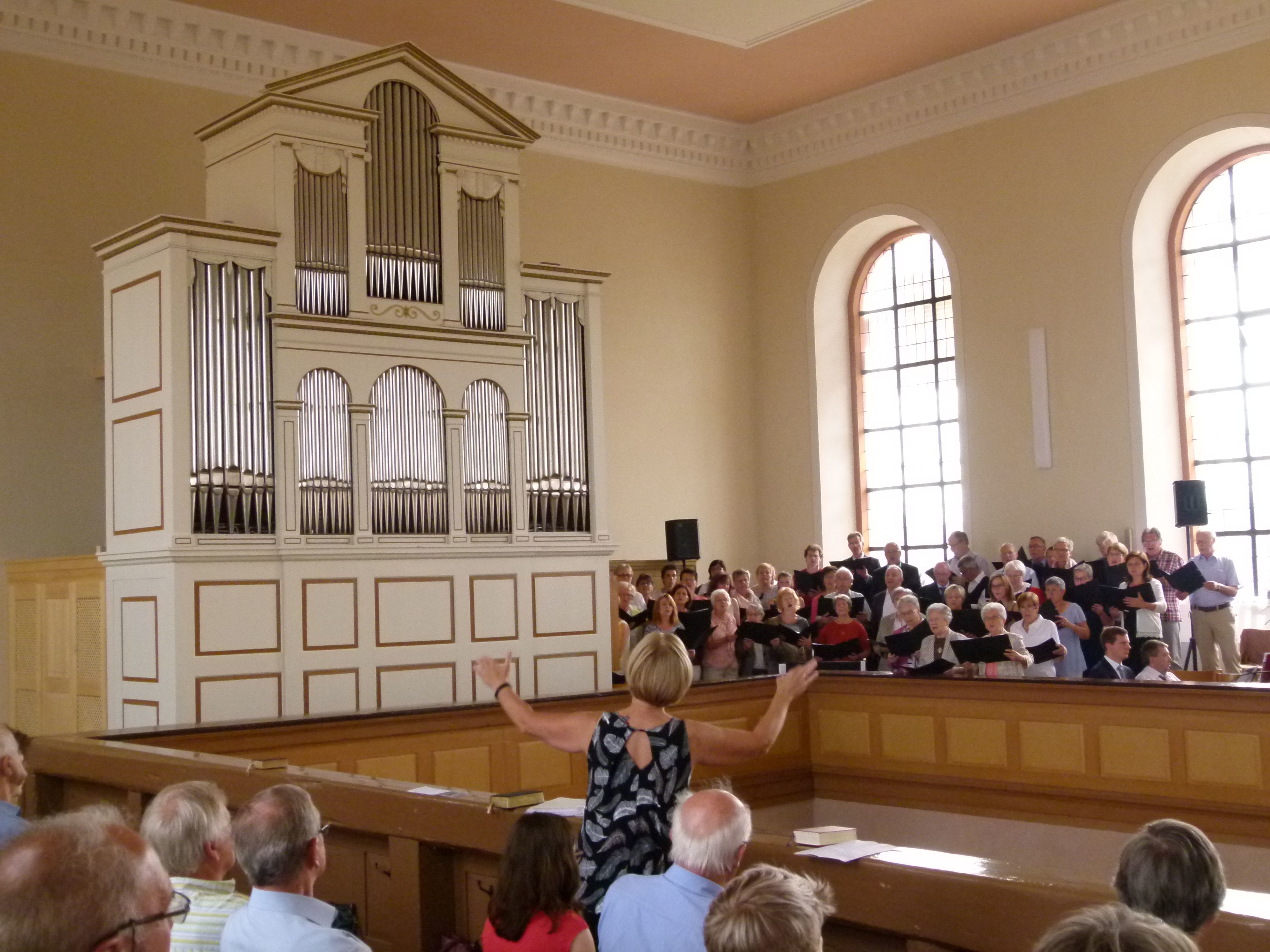 Die von Grund auf restaurierte Overmann-Orgel in Unteröwisheim war ein idealer Begleiter für den Kirchenchor der Kreuzkirche unter der Leitung von Ilse Heizmann-Ernst.