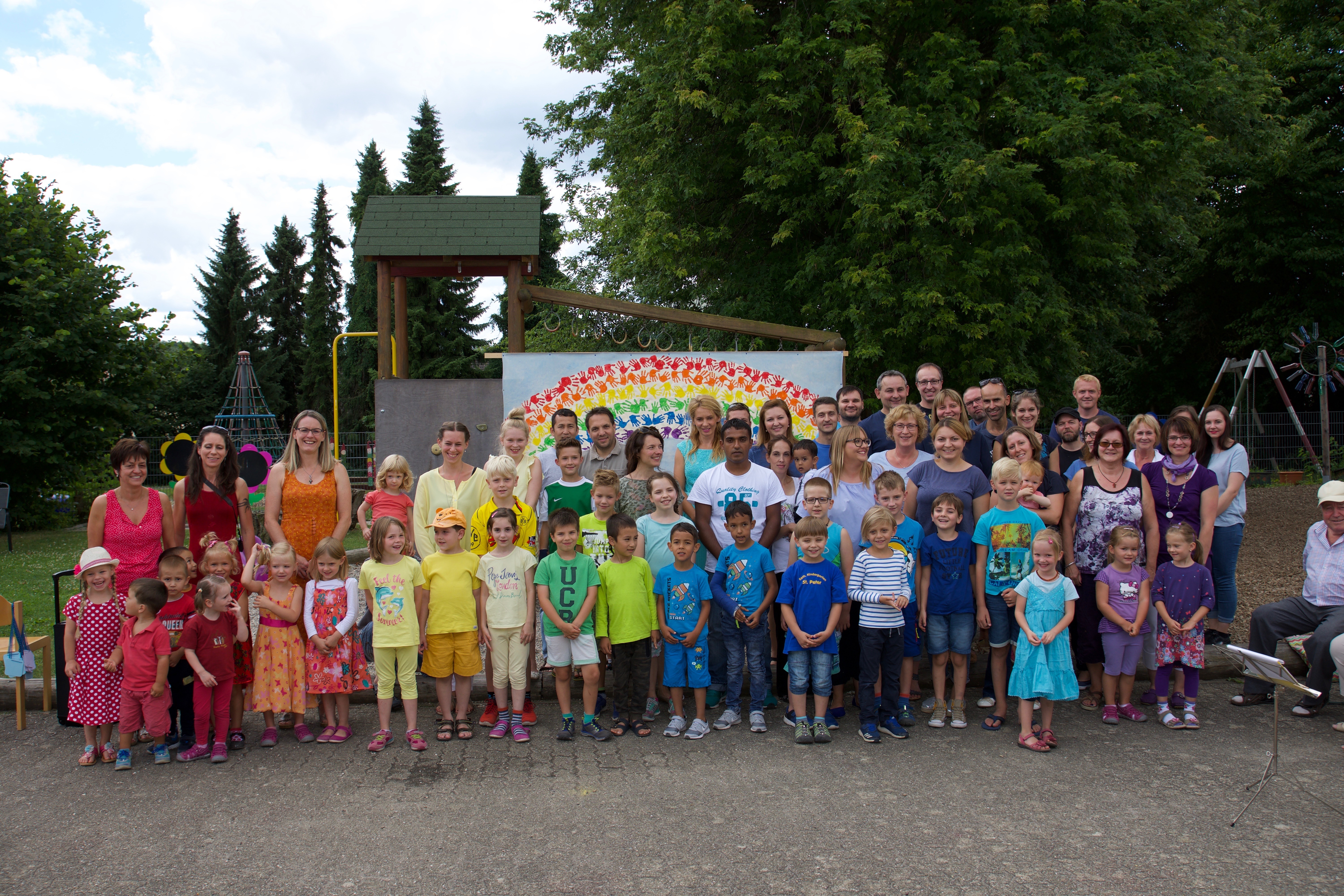 Die Besucherinnen und Besucher des Familientages im Kindergarten St. Peter Bauerbach.