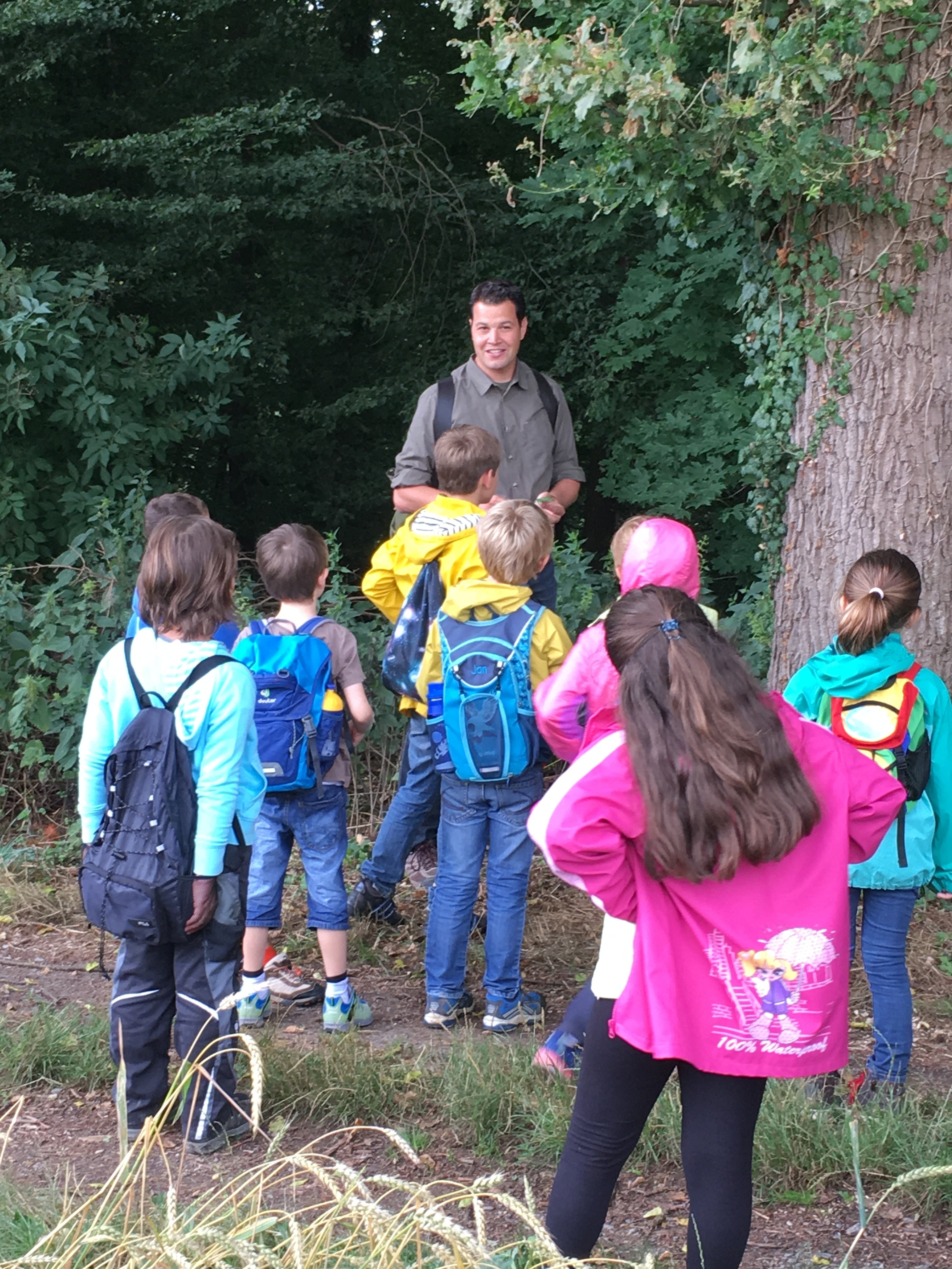 Aaron treut beantwortete die Fragen der Kinder rund um das Thema Wald.
