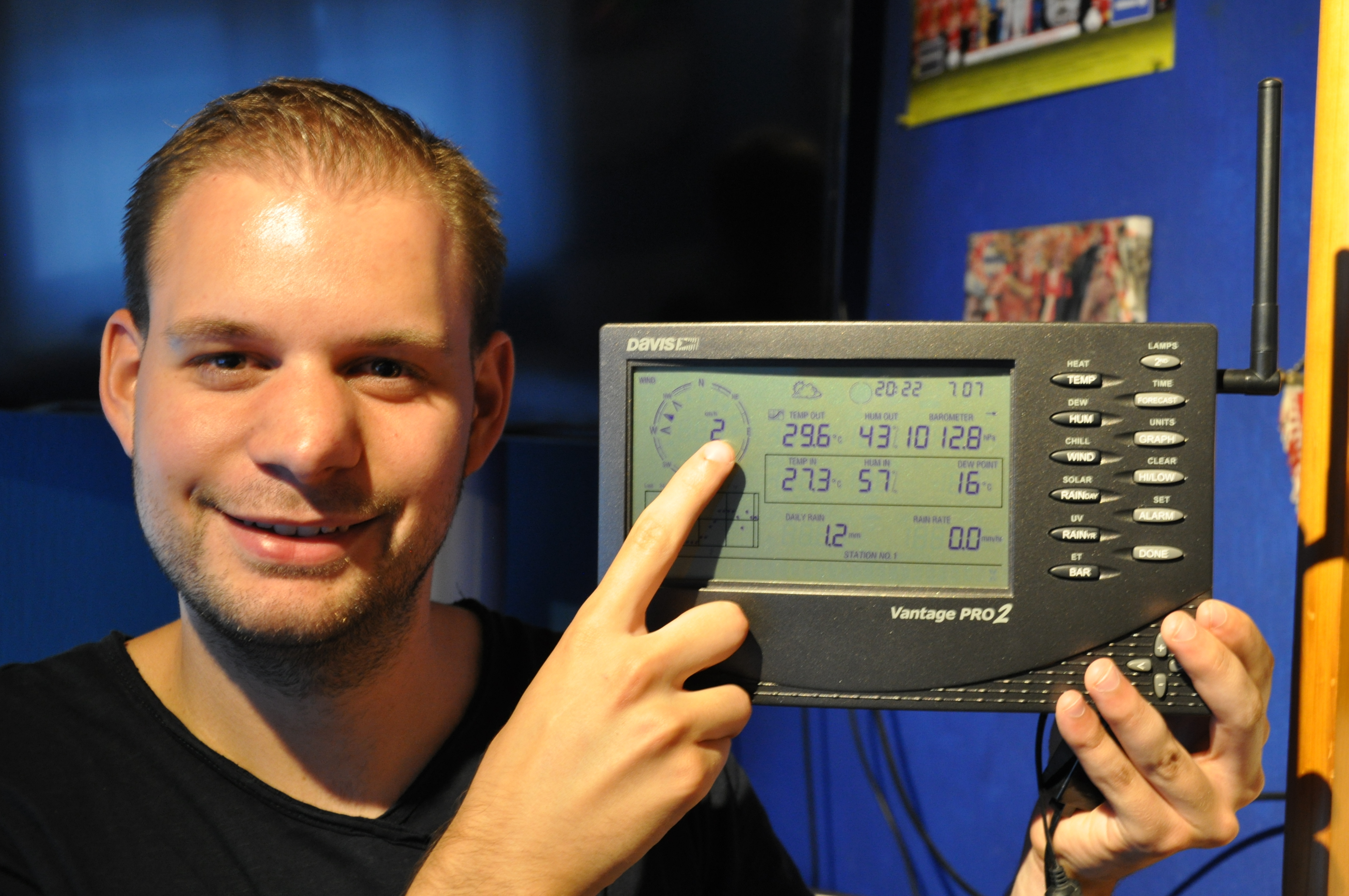 Mehr als eine digitale Tischuhr: Die Basisstation misst zahlreiche Wetterdaten. Foto: ch