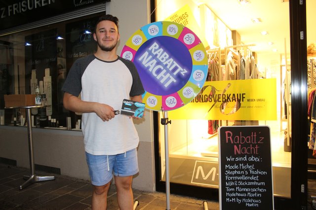 Benjaim Herman ist Herr des Rabattznacht-Glücksrads.