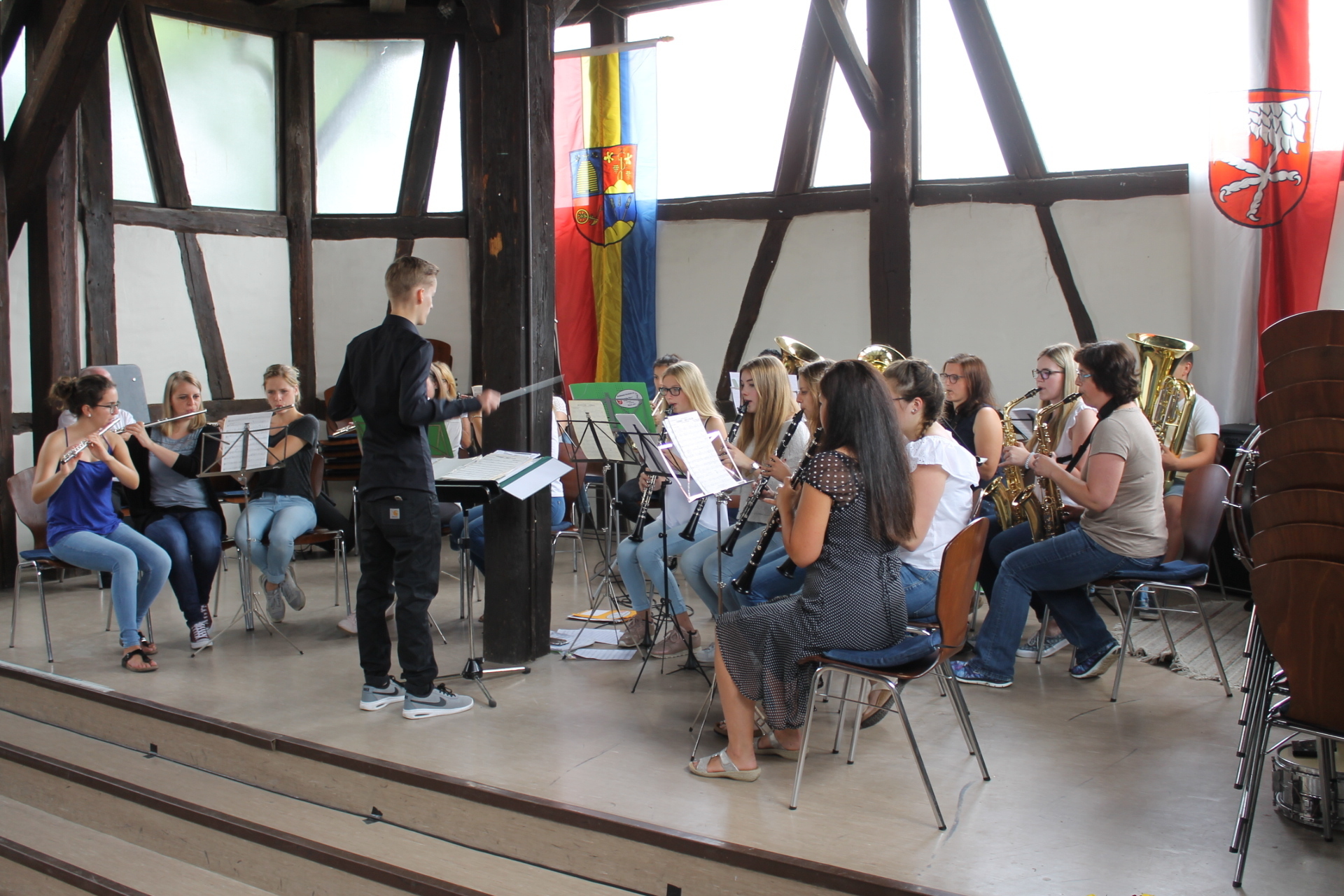 Musiker aus verschiedenen Jugendkapellen spielten gemeinsam das Abschiedsständchen für Winfried Nies.