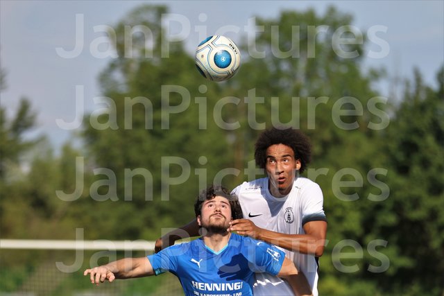 Links die Nr. 10 von Gondelsheim Enes Batmaz und rechts Jerome Lafia vom VfB Bretten