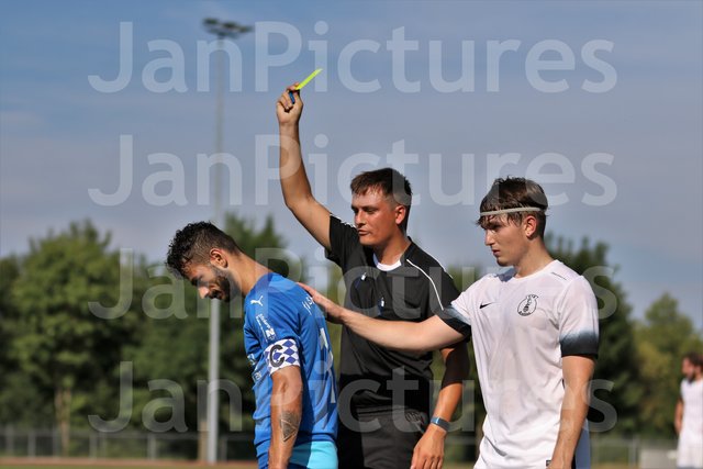 Für den Gondelsheimer Kapitän Nr. 7 Eleftherios Vavlas lief es nicht sonderlich. Gelb vom Schiedrichter und im Elfmeterschießen den entscheidenden verschossen. Trost gibt es von Brettens Nr. 10 Philipp Eberl