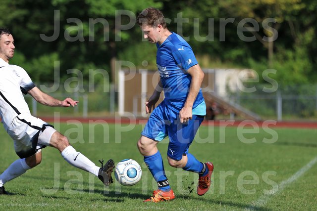 links vom VfB die Nr. 19 Jonas Essig und rechts der Gondelsheimer Nr. 6 Lucas Busic