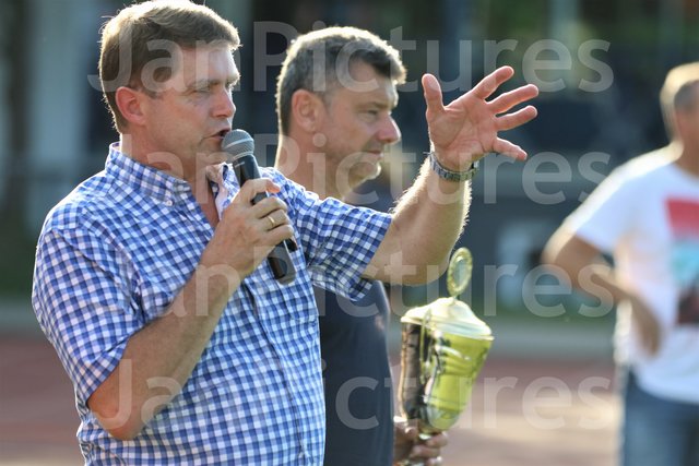 Brettens OB Wolf bei der Siegerehrung