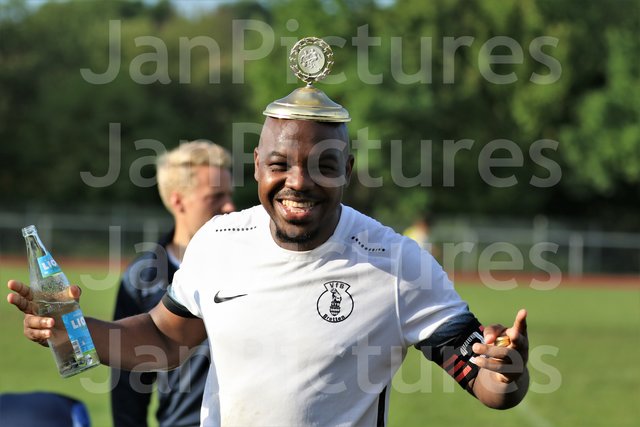 VfB Bretten Kapitän Yannick Ngalene Ngami setzte sich die "Krone" auf.