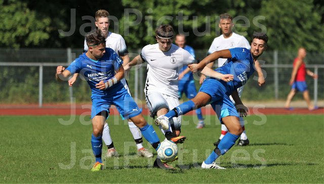 In der Mitte im Kampf um den Ball Brettens Nr. 10 Philipp Eberl, rechts Nr. 26 Abdelhalim Ben Salem FV Gondelsheim und links Paul Schreiter
