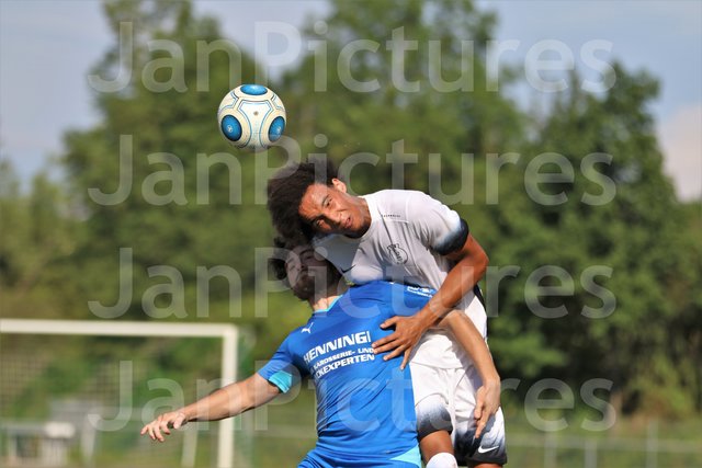 Links die Nr. 10 von Gondelsheim Enes Batmaz und rechts Jerome Lafia vom VfB Bretten