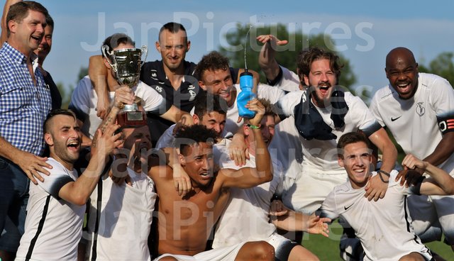 Ausgelassene Stimmung zusammen mit dem Brettener OB Wolf