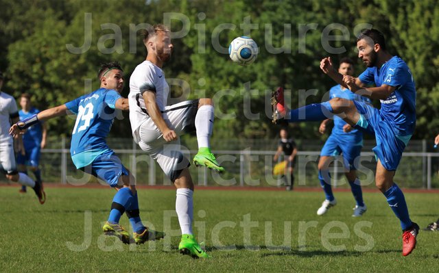 links mit der Nr. 19 Paul Schreiter, rechts Nr. 21 Özgürcan Tosun beide FV Gondelsheim in der Mitte Nr. 7 Philipp Egle VfB Bretten