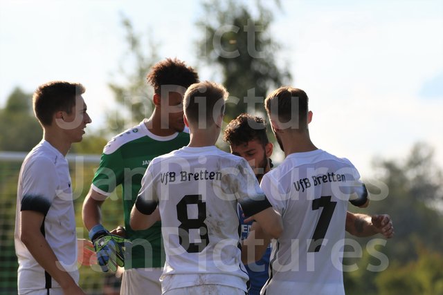 Faire Aktion von den VfB Kickern. v. li.n.re 11 Max Pfannenschmid, Jannis Lafia, Florian Hammes und die Nr. 7 Philipp Egle- Trost für den Gondelsheimer Kapitän Eleftherios Vavlas der zuvor verschossen hatte.