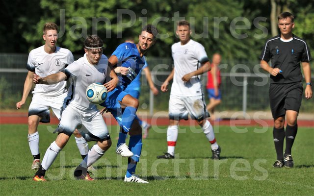 links im Kampf um den Ball Brettens Nr. 10 Philipp Eberl, rechts Nr. 26 Abdelhalim Ben Salem FV Gondelsheim