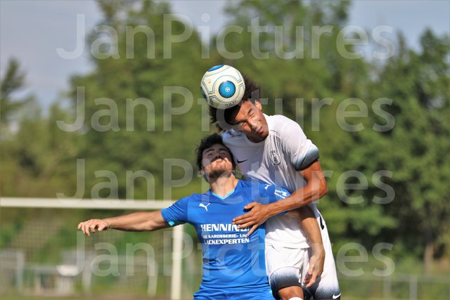 Links die Nr. 10 von Gondelsheim Enes Batmaz und rechts Jerome Lafia vom VfB Bretten