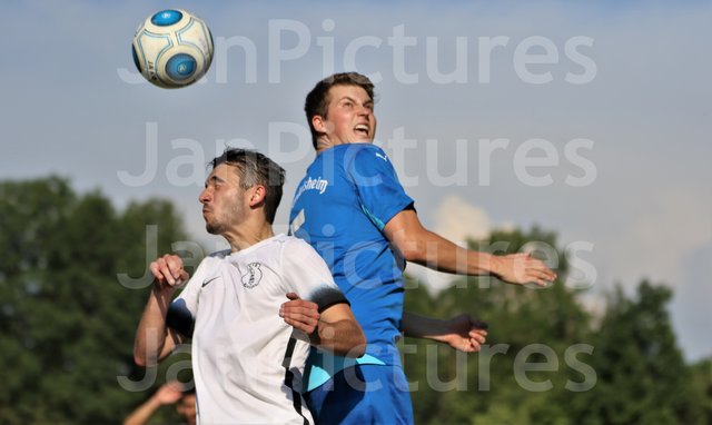 links vom VfB die Nr. 19 Jonas Essig und rechts der Gondelsheimer Nr. 6 Lucas Busic