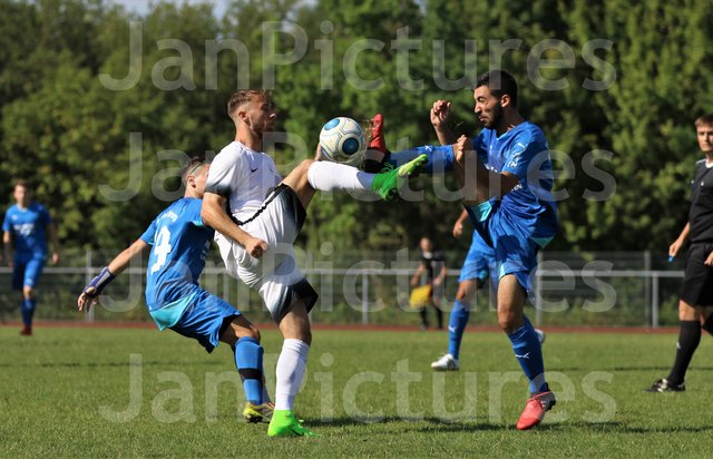links mit der Nr. 19 Paul Schreiter, rechts Nr. 21 Özgürcan Tosun beide FV Gondelsheim in der Mitte Nr. 7 Philipp Egle VfB Bretten