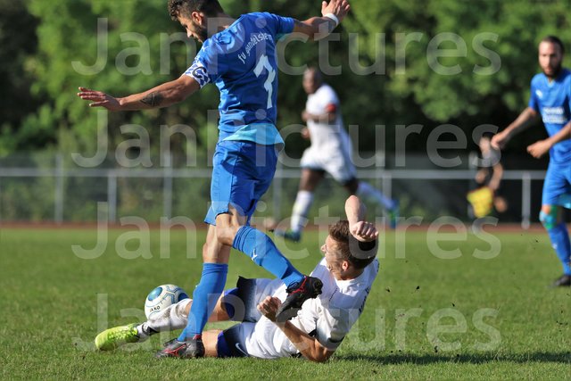voller Einsatz von Brettens Nr. 11 Max Pfannenschmid gegen den Gondelsheimer Kapitän Nr. 7 Eleftherios Vavlas