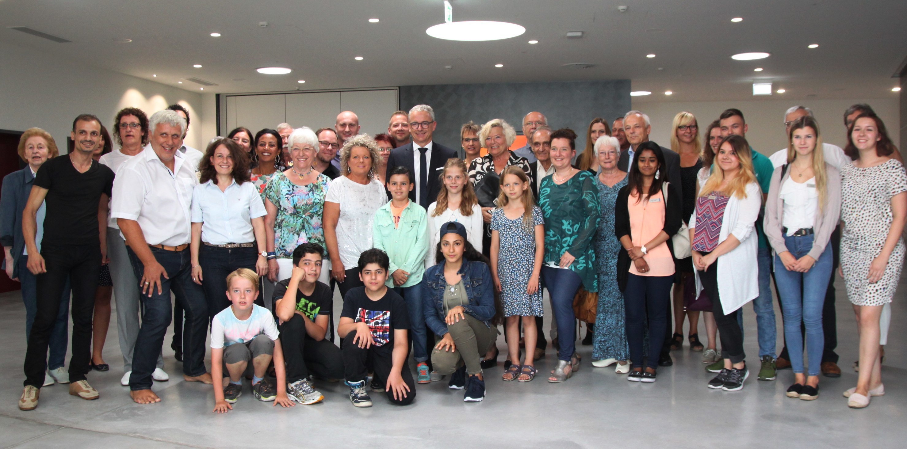 Landrat Christoph Schnaudigel mit den Preisträgerinnen und Preisträgern im Foyer der Waldseehalle Forst.
