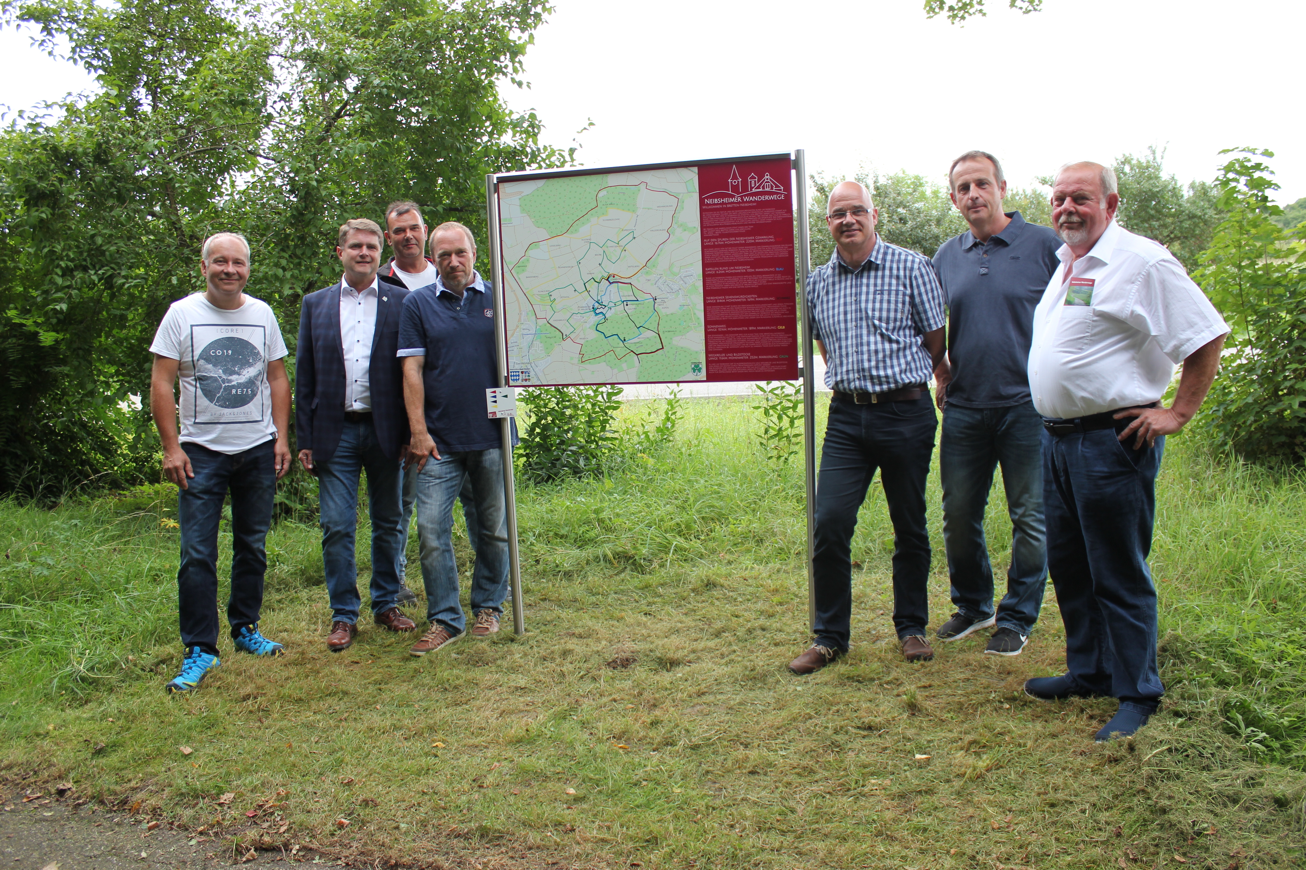 Markus Maierhöfer, OB Martin Wolff, Rudi Wiltschek, Michael Koch, Harald Abel, Elmar Hauk und Ortsvorsteher Rolf Wittmann (v.l.) mit dem Neibsheimer-Wanderwege-Plan.