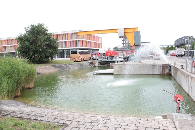 Der Teich ist acht Meter tief und bietet alle denkbaren Uferböschungen für Übungszwecke.