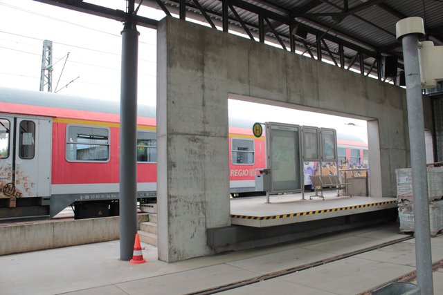 Auch ein Bahnhof steht für Übungszwecke bereit.
