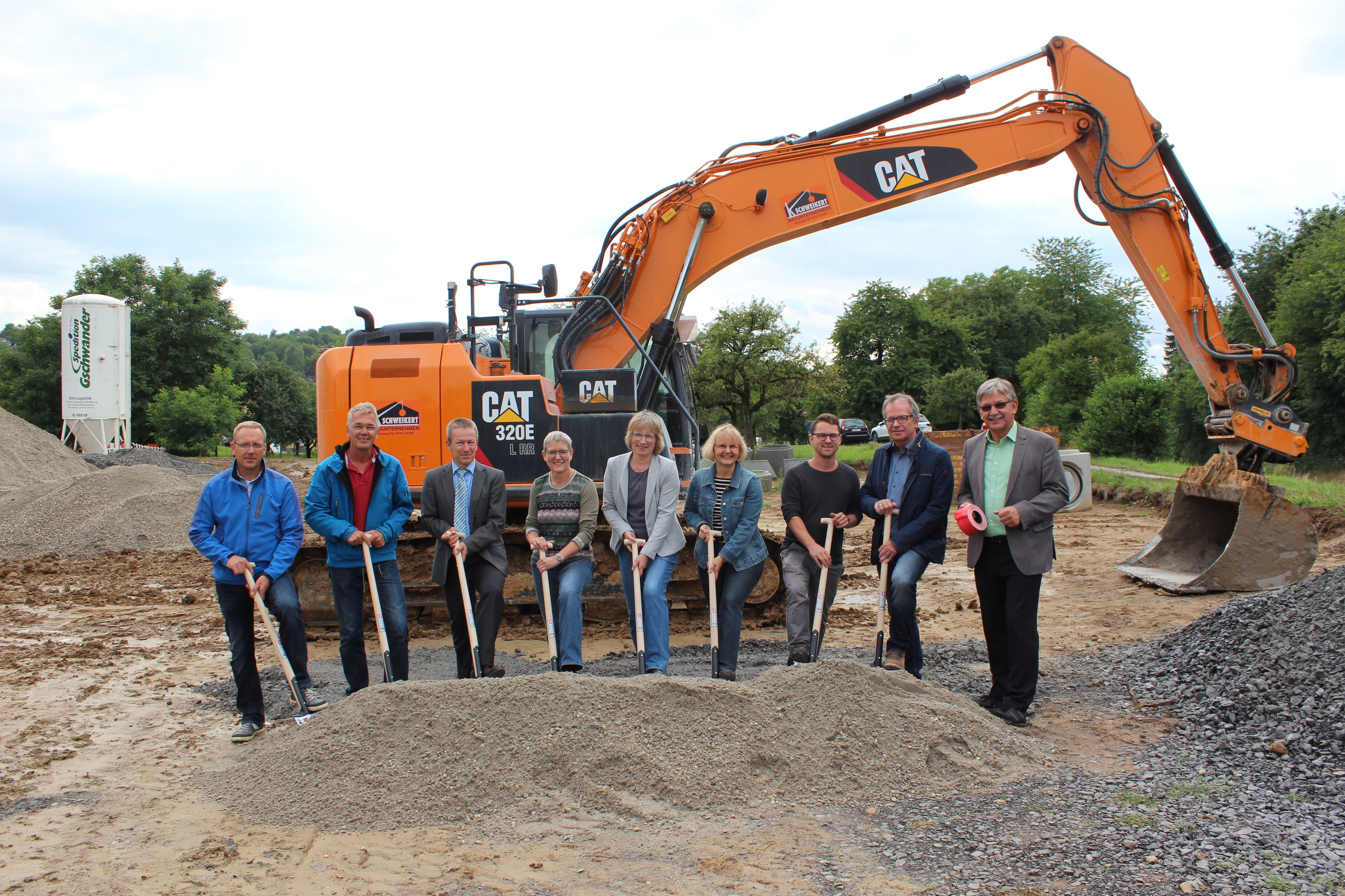 Spatenstich für das Gewerbegebiet "Hafnersgrund" (von links): .: Björn Heimann, Gemeinde Walzbachtal, Hartmut Schenk, Ingenieurbüro Hartmut Schenk, Thomas Dopfer, ESB Kommunalprojekt AG, Silke Meyer, Gemeinderätin SPD, Andrea Zipf, Gemeinderätin Grüne, Jutta Belstler, Gemeinderätin CDU, Marcel Schreiber, Autohaus Schreiber, Thomas Ölschläger, IBB Ingenieurbüro und Karl-Heinz Burgey, Bürgermeister von Walzbachtal.