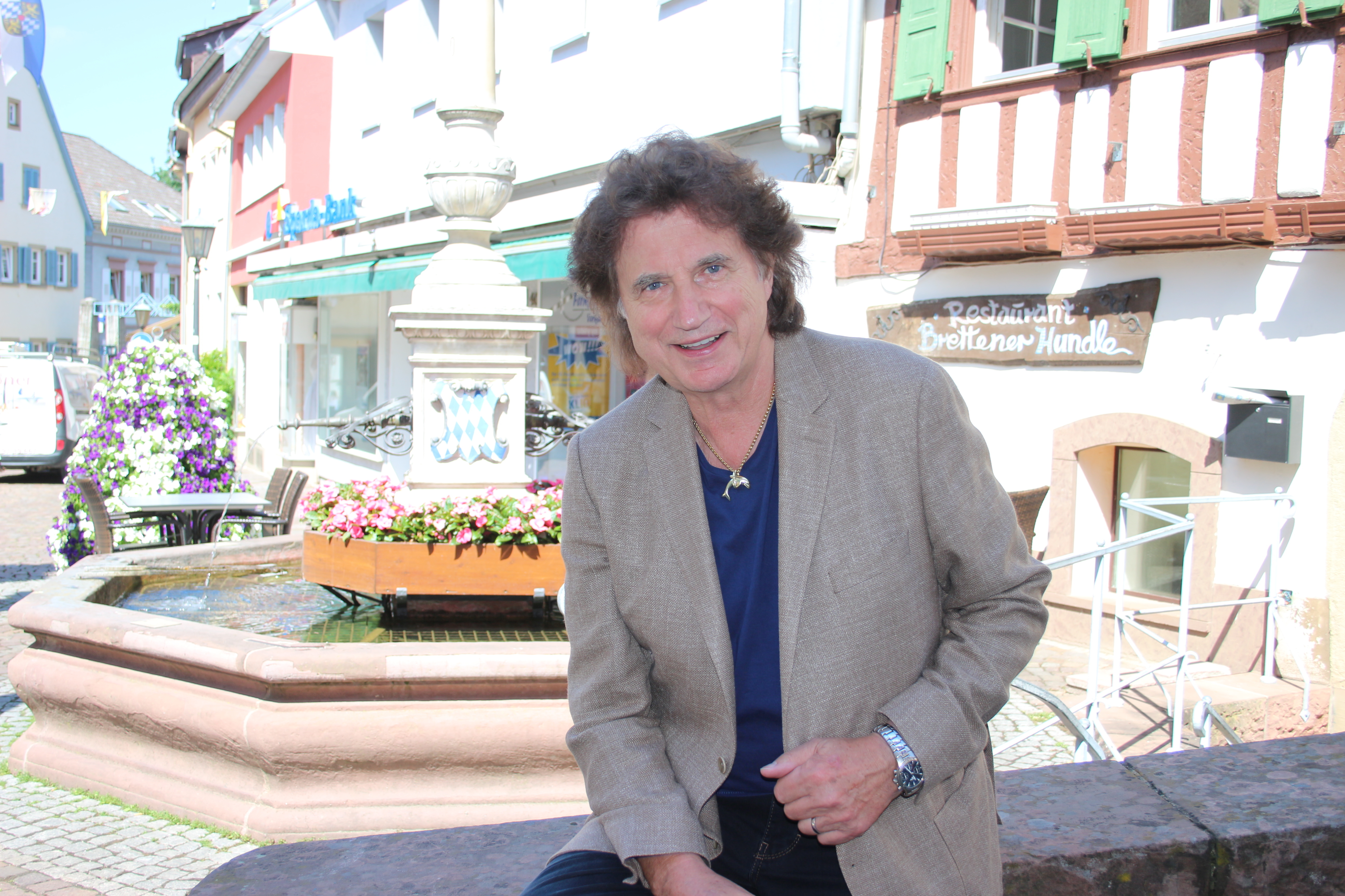 Olaf Malolepski vor dem Hundles-Brunnen in Bretten.