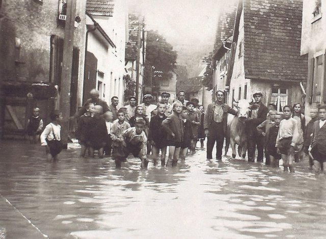 Hochwasser in der Vorstadtstraße von Gochsheim am 4. August 1931.