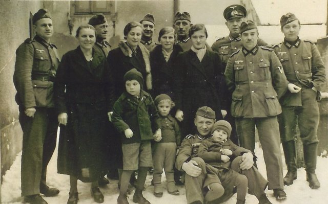 Auch die dunklen Kapitel fanden ihren Eingang ins Archiv: Soldaten und Einheimische beim Rathaus-Brunnen im Winter 1941/42.