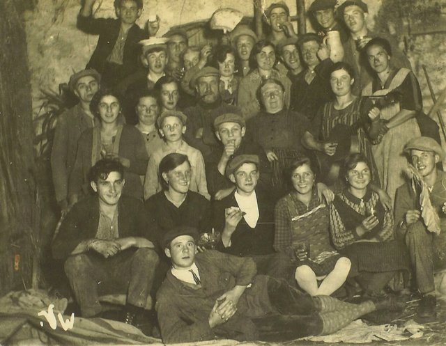 Gruppenbild beim Tabakeinfädeln um 1931.