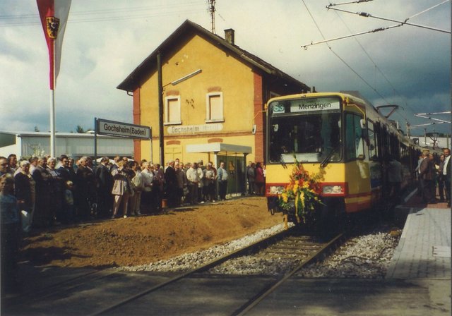 Ebenfalls ein Großereignis: Die erste Stadtbahn hält in Gochsheim. Zeitgleich wurde das Jubiläum 25 Jahre Stadt Kraichtal gefeiert.