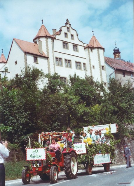 Winzerfest mit Umzug im Jahr 1979. Im Bild, der Wagen des SV Gochsheim