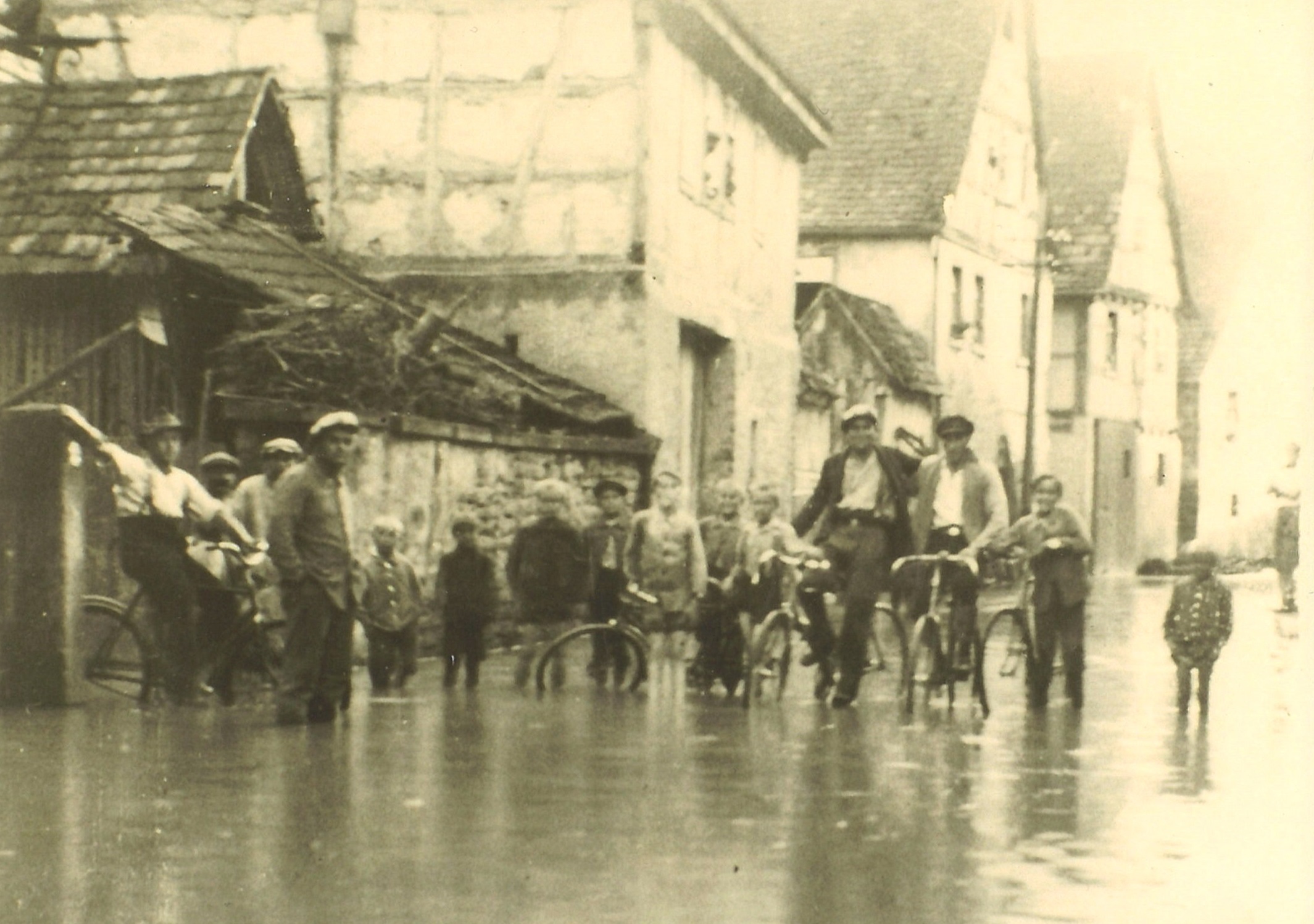 Hochwasser in der Vorstadtstraße von Gochsheim am 4. August 1931.