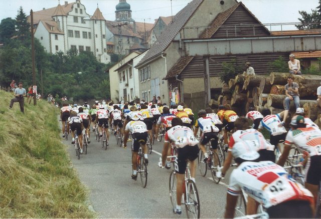 Großereignis im Jahr 1987: Die Tour de France rollte durch Gochsheim (im Hintergrund das Schloss Eberstein).