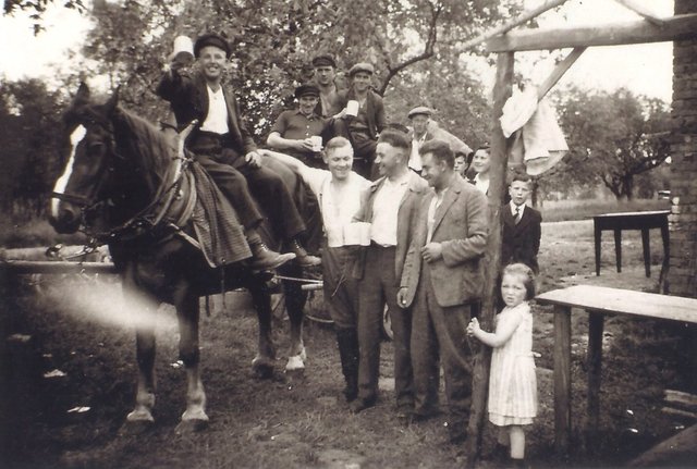 Hoch zu Ross vor der Turnhalle um 1938.